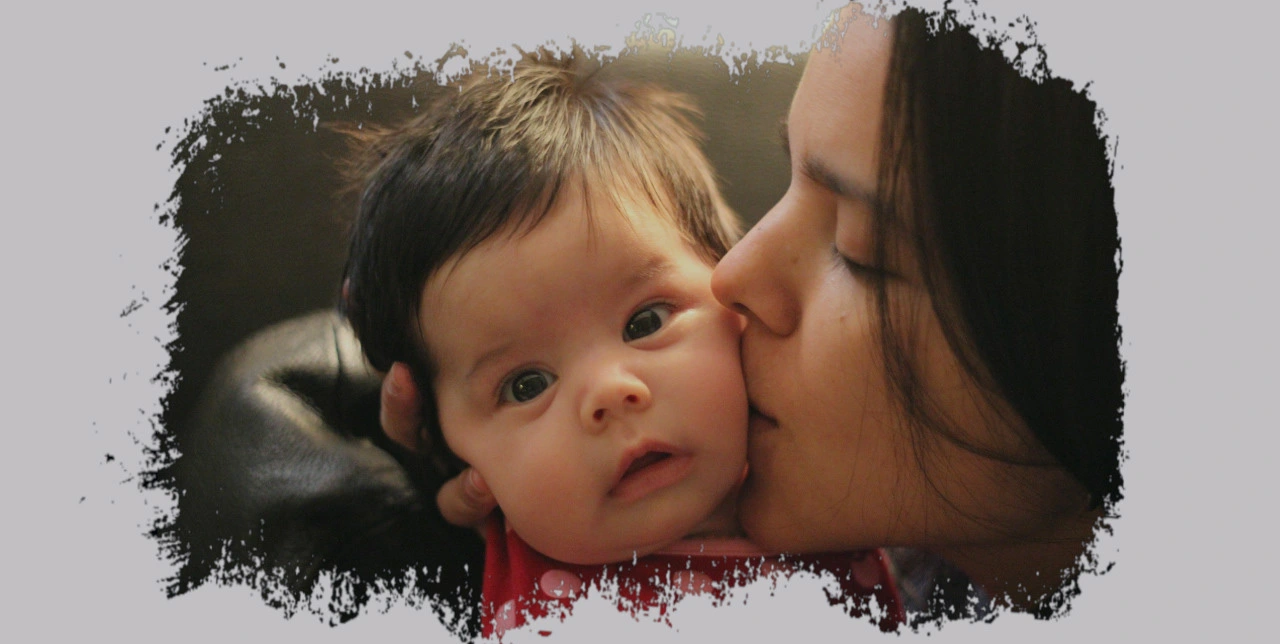 Ayurvedisches postnatal Care-Paket mit Therapien, Medikamenten, Ernährung, Stillhilfe, Bädern, Yoga und Babypflege.