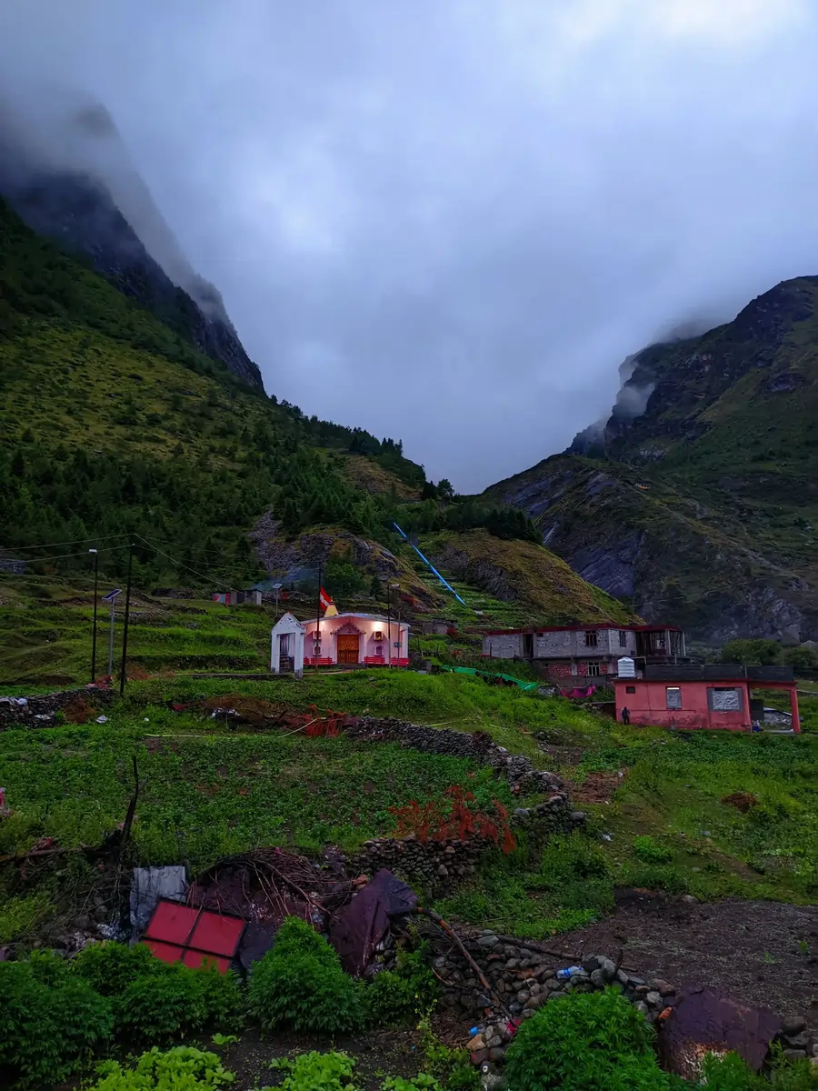Guida a Gangotri, casa del sacro fiume Gange e del Tempio di Gangotri del XVIII secolo, circondato dalle maestose Himalaya.
