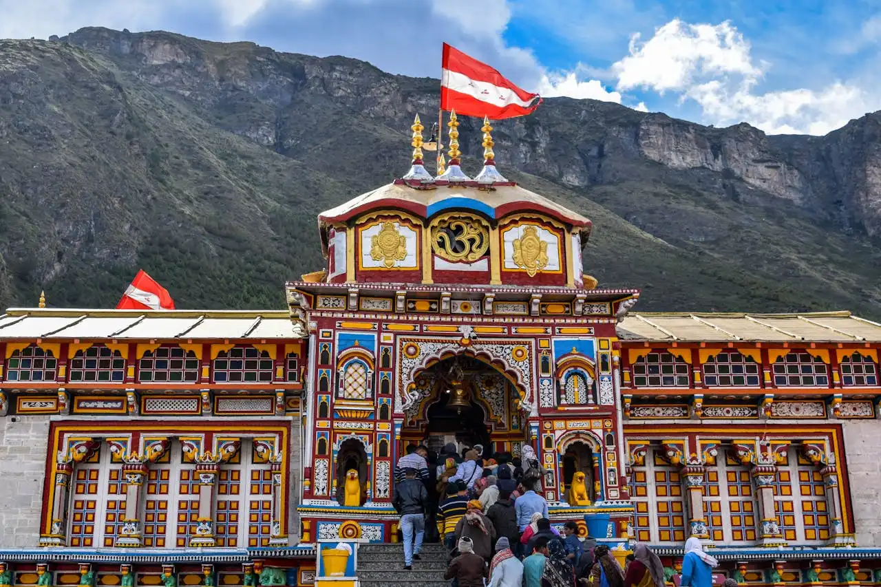 Viaggio panoramico verso Badrinath con vista sull'Himalaya, che presenta l'iconico Tempio di Badrinath dedicato al Signore Vishnu.