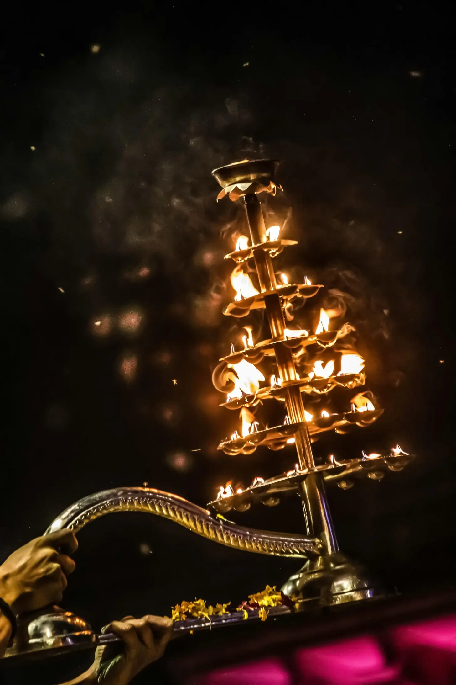Arrivo a Varanasi, giro in barca serale sul fiume Gange e assistenza alla Ganga Aarti al Dashashwamedh Ghat.