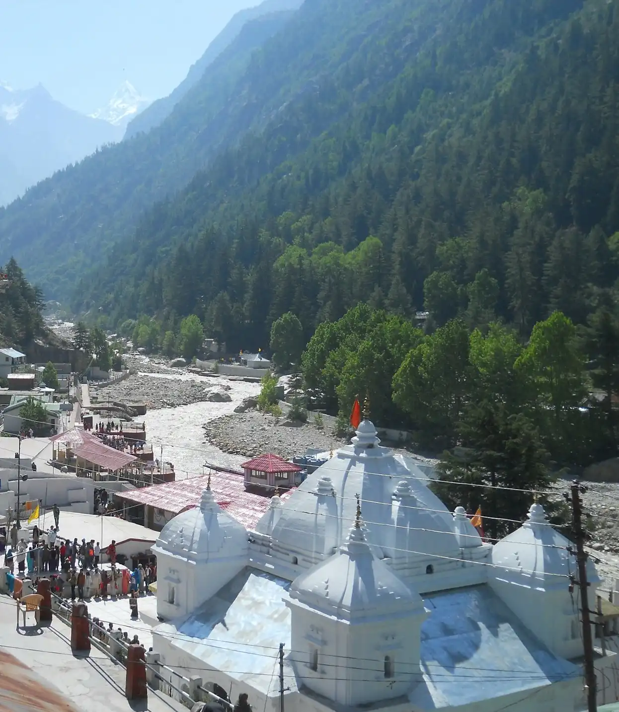 Guida a Gangotri, casa del sacro fiume Gange e del tempio di Gangotri del XVIII secolo, circondato da maestose montagne dell'Himalaya.