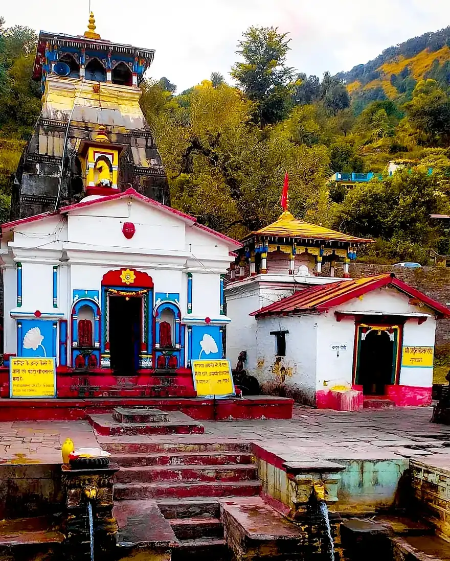Trek da Sonprayag a Kedarnath con opzioni di doli o cavallo, circondato dal fiume Mandakini e dai pellegrini che cantano, con sistemazioni di base in tende o lodge.