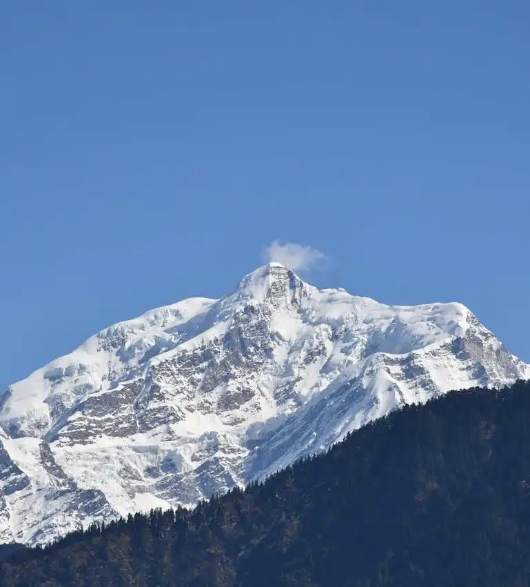 Guida a Guptkashi, una città affascinante vicino a Kedarnath, caratterizzata dal tempio antico di Vishwanath e dal sereno fiume Mandakini.