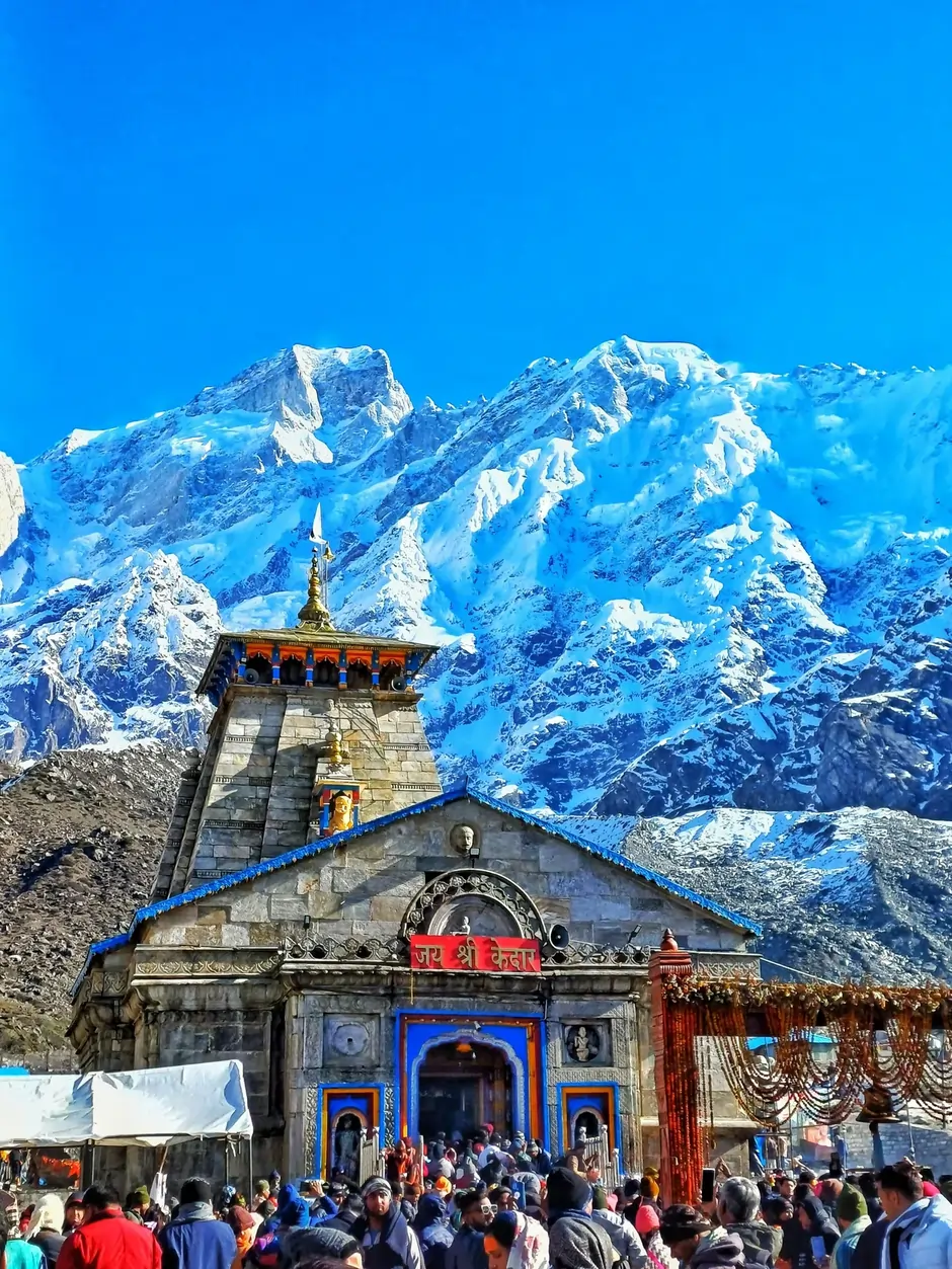 Tempio di Kedarnath con vista panoramica sull'Himalaya, una delle principali destinazioni di pellegrinaggio in Uttarakhand.