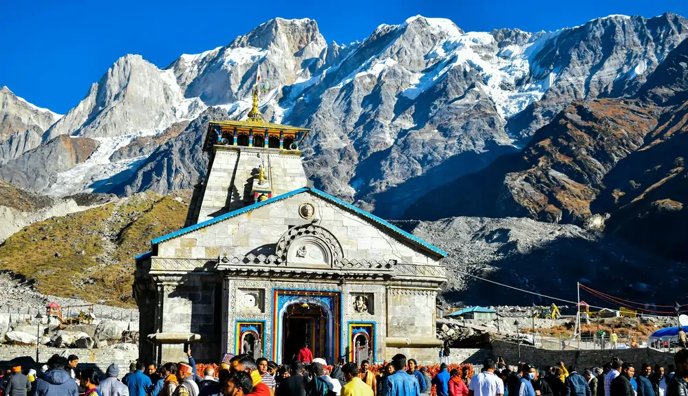 Viaggio divino attraverso il Char Dham Yatra, che presenta santuari sacri, paesaggi himalayani mozzafiato e un percorso di risveglio spirituale e pace.