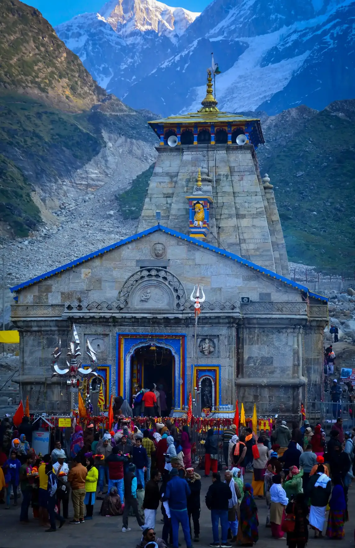 Trek da Sonprayag a Kedarnath lungo il fiume Mandakini, vivendo l'atmosfera spirituale con altri pellegrini.