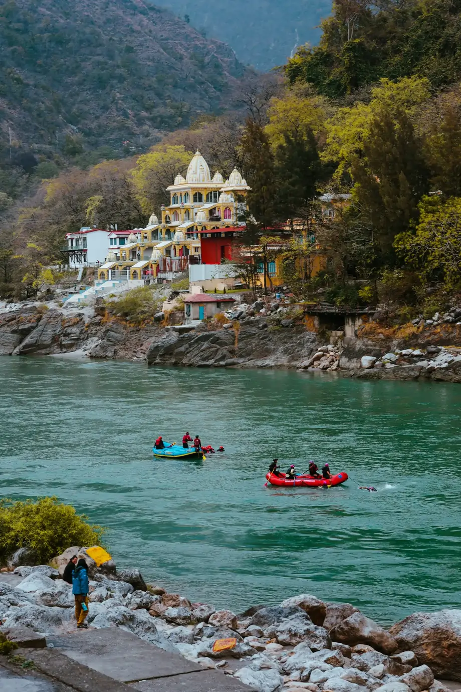 Trekking da Sonprayag a Kedarnath lungo il fiume Mandakini, vivendo l'atmosfera spirituale con altri pellegrini.