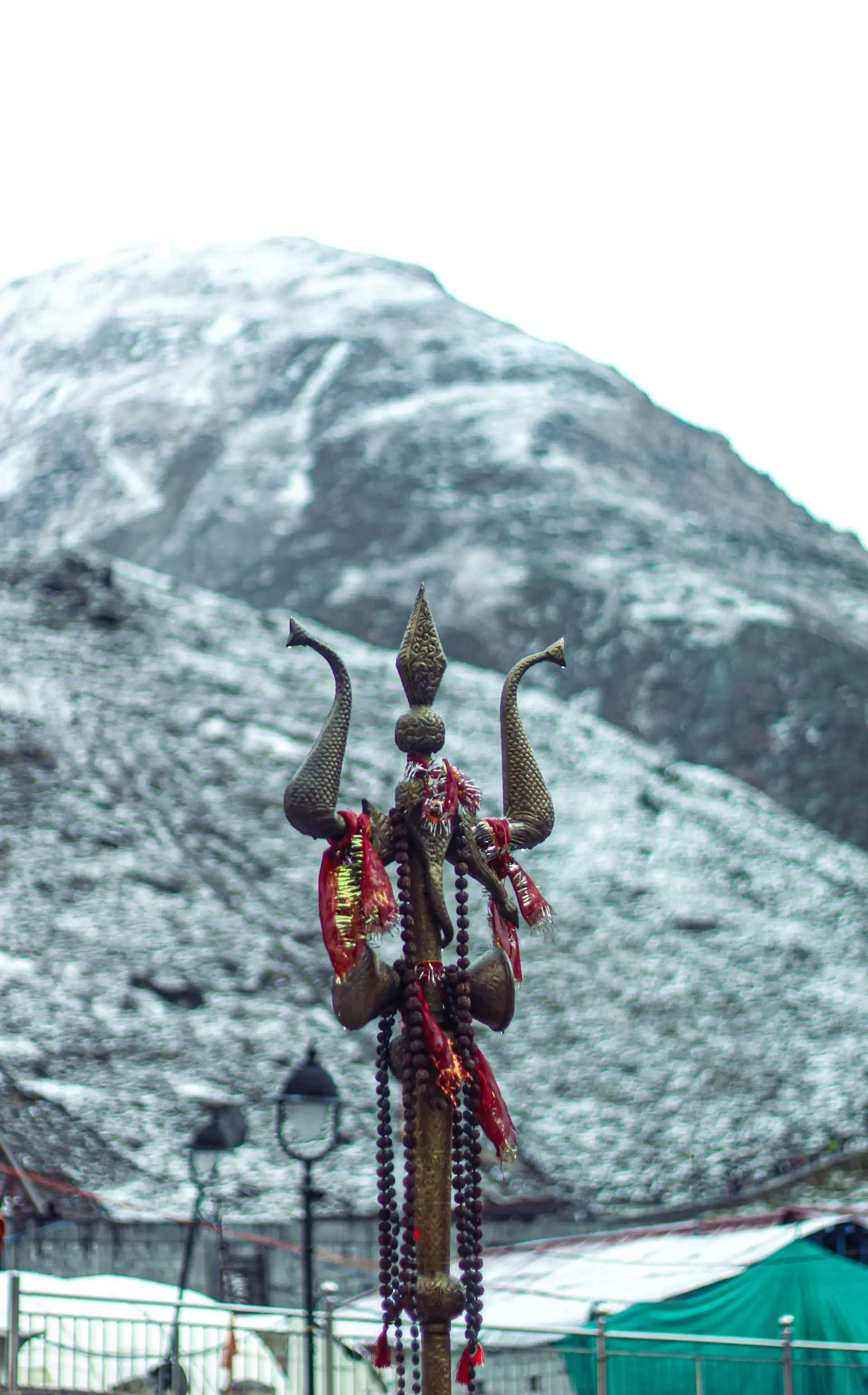 Mattina presto al Tempio di Kedarnath, i pellegrini partecipano all'Abhishek sacro del Signore Shiva, approfondendo la loro connessione spirituale.