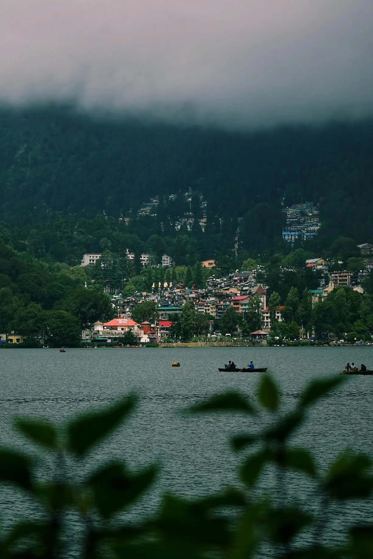 La bellezza naturale dell'Uttarakhand, con Rishikesh e i sacri siti di pellegrinaggio del Char Dham, centrali per l'induismo.