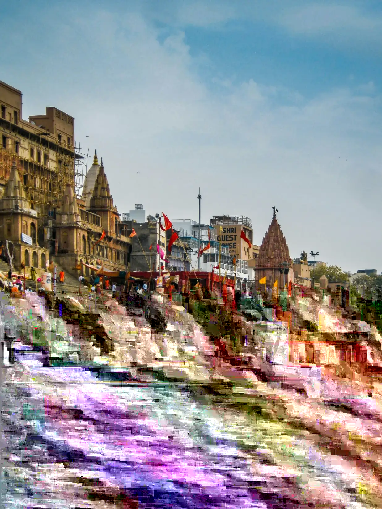 Check-out dall'hotel e trasferimento di ritorno a Varanasi, una delle principali città di pellegrinaggio dell'induismo, con tempo libero per esplorare o rilassarsi.