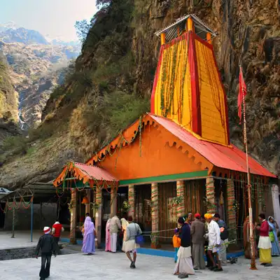 Trekking mattutino da Hanumanchatti a Yamunotri, circondato da valli lussureggianti e vette maestose, che portano al sito sacro del fiume Yamuna.