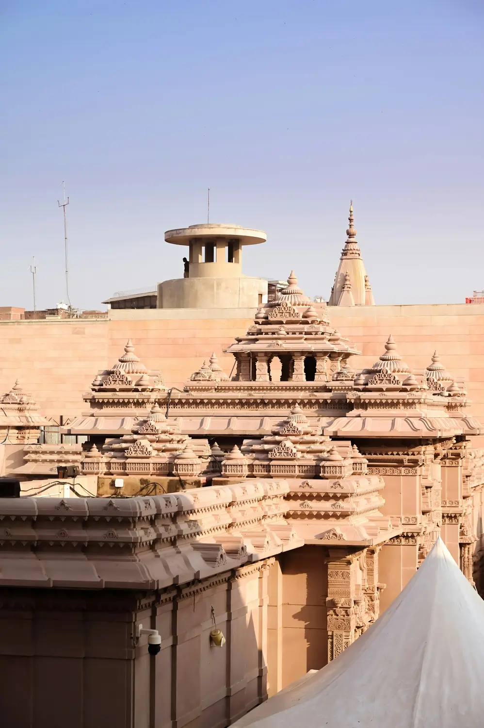 Trasferimento ad Ayodhya, il luogo di nascita di Lord Rama e un importante sito di pellegrinaggio indù, una delle sette destinazioni spirituali più importanti per gli indù.