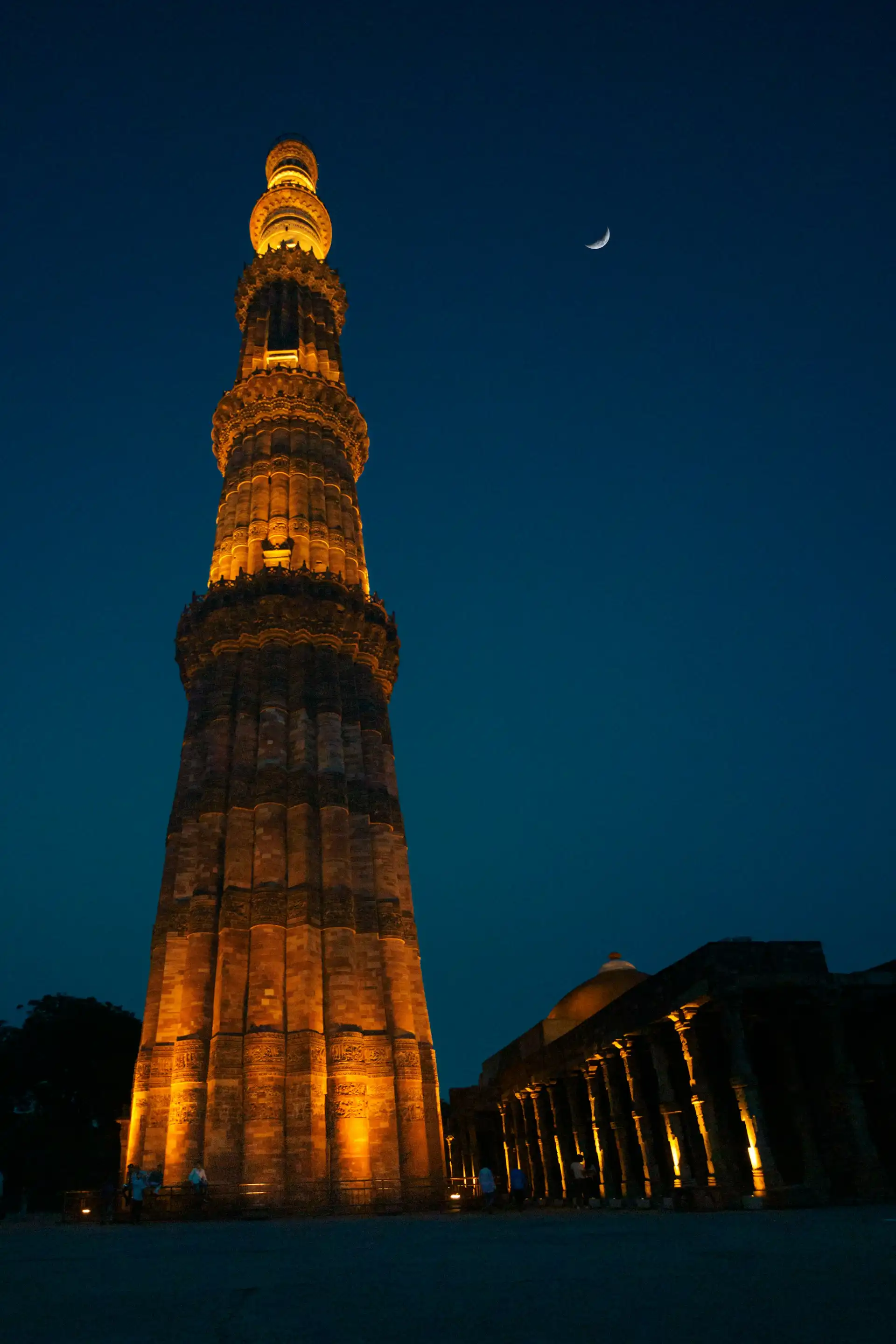 Arrivo a Nuova Delhi e viaggio in auto verso Haridwar, con una serata Ganga Aarti a Har Ki Pauri sulle rive del sacro Gange, con cena e pernottamento.