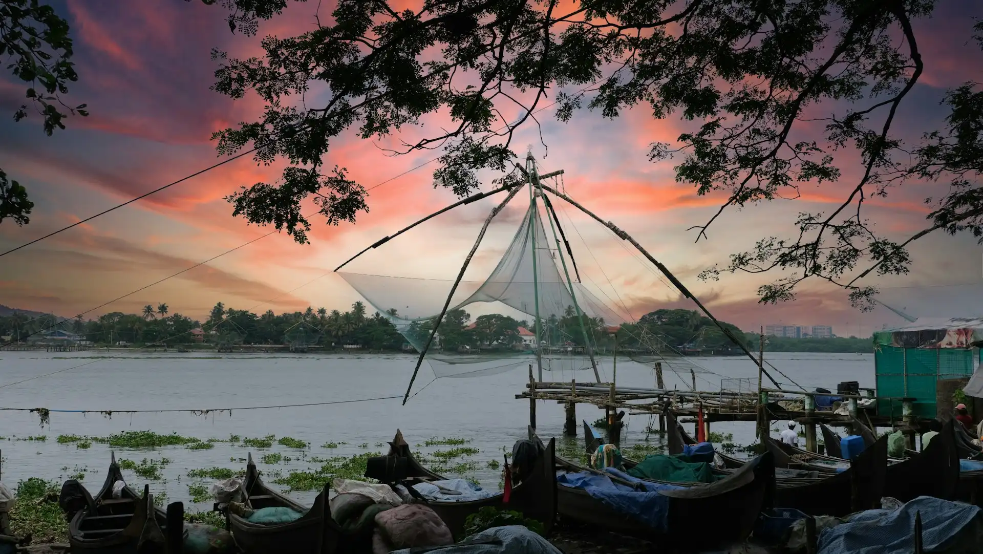 Kochi-Abenteuer mit den Athirapilly-Wasserfällen und den Alleppey-Backwaters, die atemberaubende Ausblicke und ruhige Schönheit kombinieren.