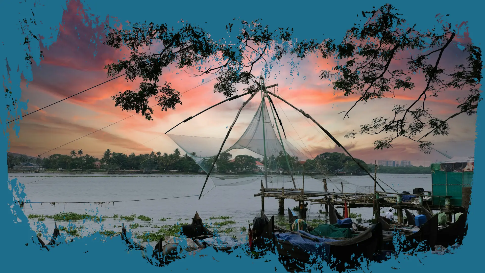 Kochi-Abenteuer, das die atemberaubenden Athirapilly-Wasserfälle und die ruhigen Backwaters von Alleppey zeigt, und dabei beeindruckende Ausblicke mit friedlicher natürlicher Schönheit vereint.