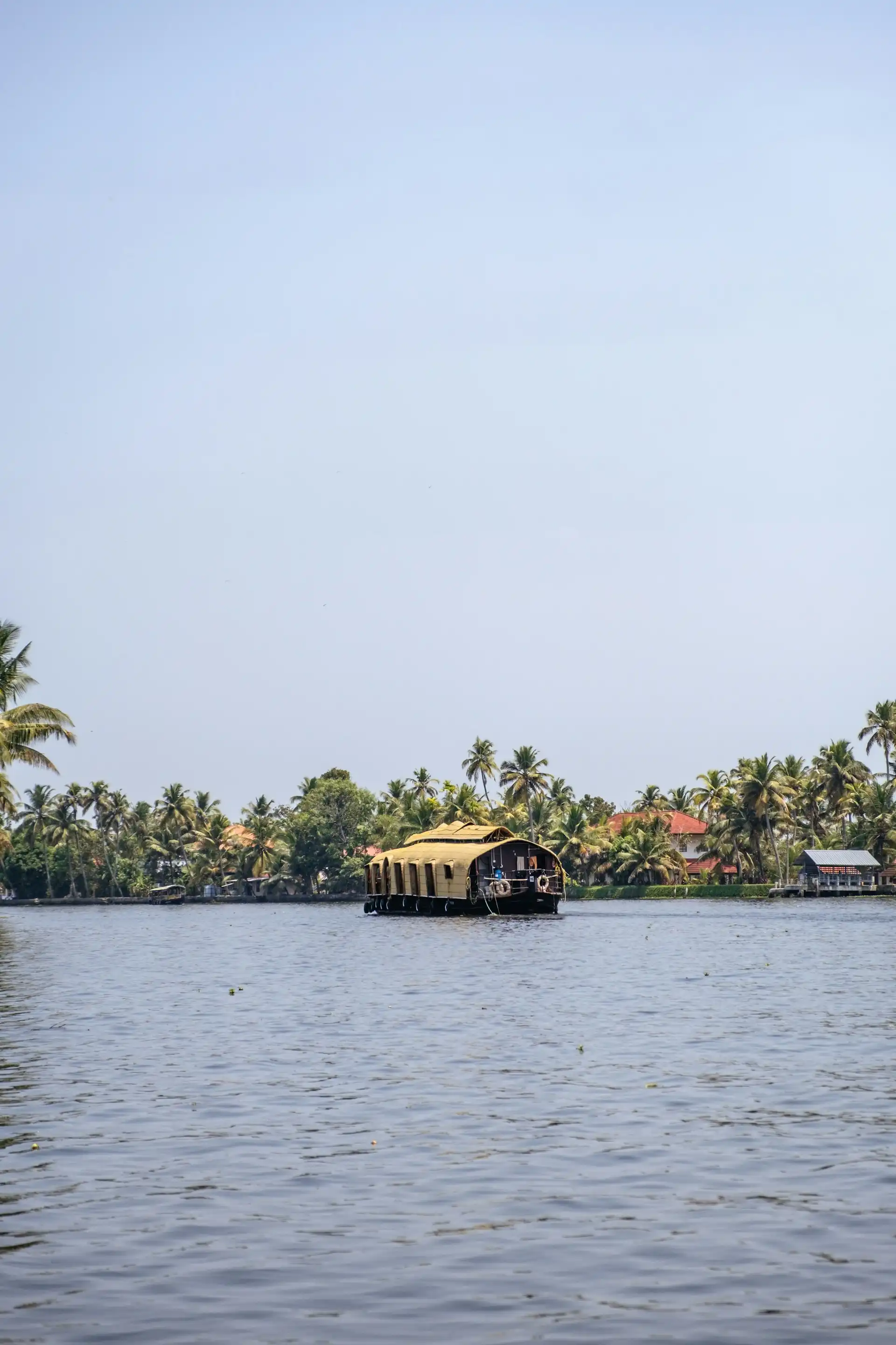 Erleben Sie Alleppey, das 'Venedig des Ostens', mit einem Besuch des Alleppey Beach und einer malerischen Bootsfahrt durch die ruhigen Backwaters, gefolgt von einer Rückkehr nach Kochi für eine Übernachtung.