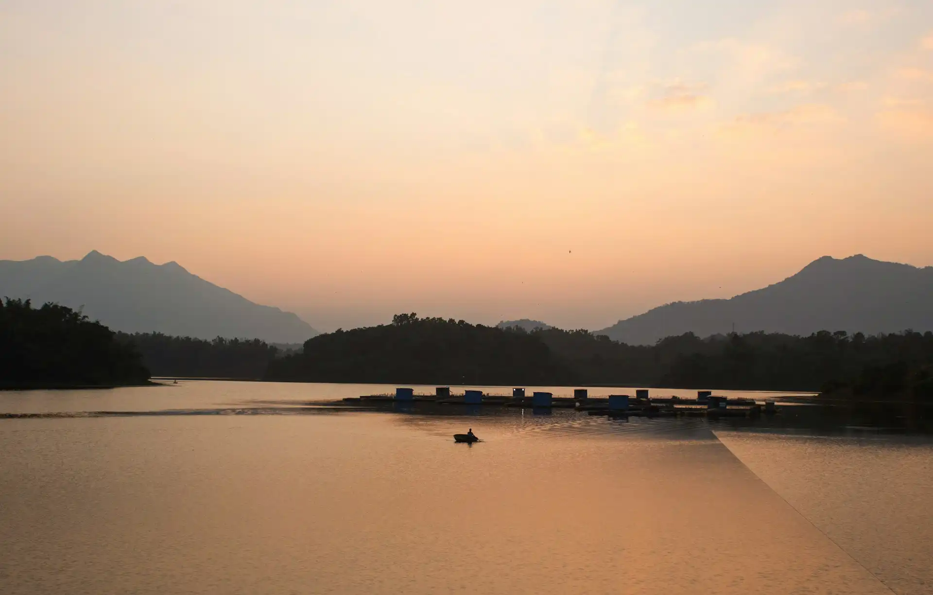 Erkunden Sie Kerala mit einem Reisepaket zu den üppig grünen Hügeln von Wayanad und den unberührten Stränden Nord-Keralas. Entdecken Sie landschaftliche Schönheit, Abenteuer und Entspannung mit einer Mischung aus Berglandschaften und Küstenzauber.