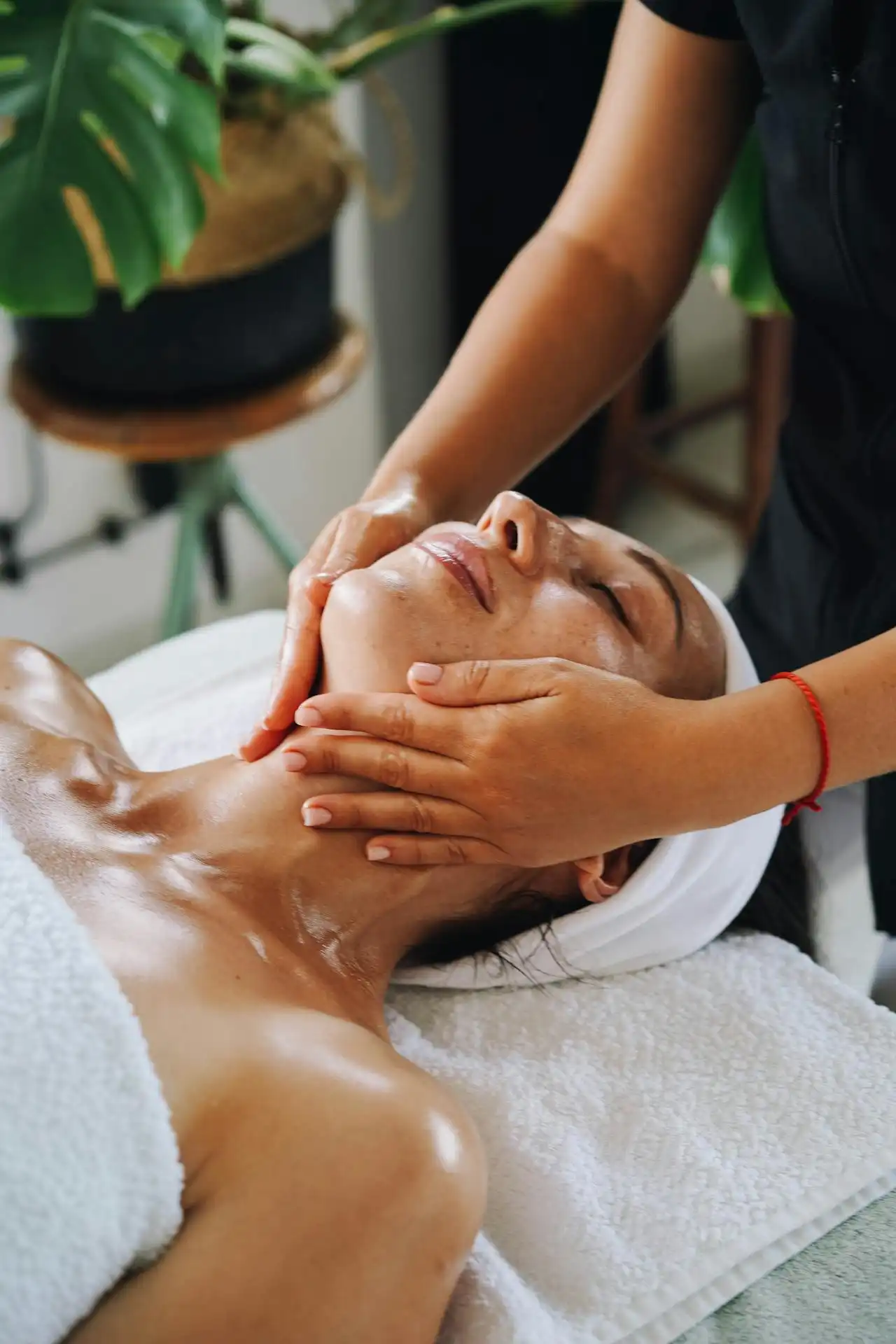 Ayurvedische Schönheitspflege mit Kräuter-Gesichtspackung, Ganzkörper-Abhyanga-Massage und Dampfbädern zur Hautverjüngung.