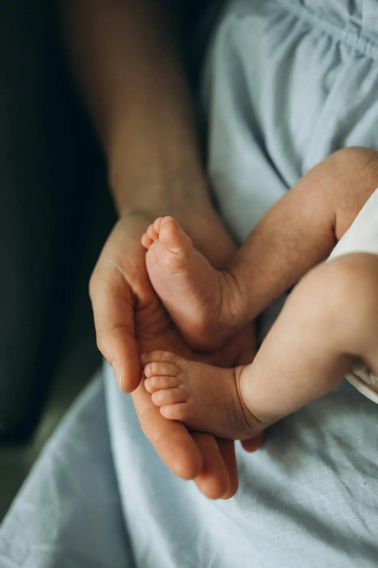 Postnatale ayurvedische Pflege für junge Mütter mit Vethu Kuli-Therapie, Kräuterbädern, Ölmassagen und individuellen Diäten.