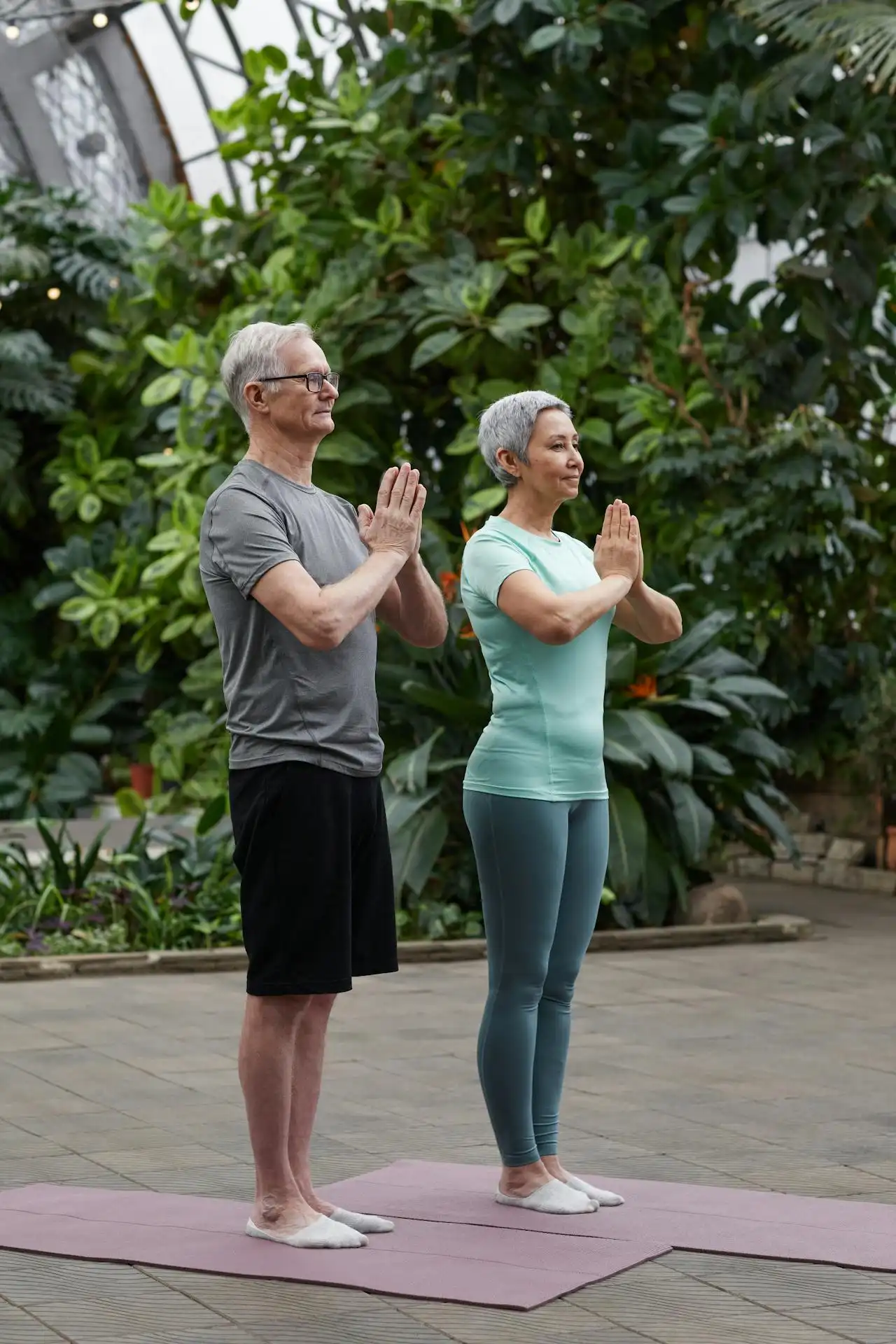 Personalisierte ayurvedische Gewichtsreduktionsbehandlung mit Udvartanam, Panchakarma, Kräutermedizin und Yoga zur Entgiftung.