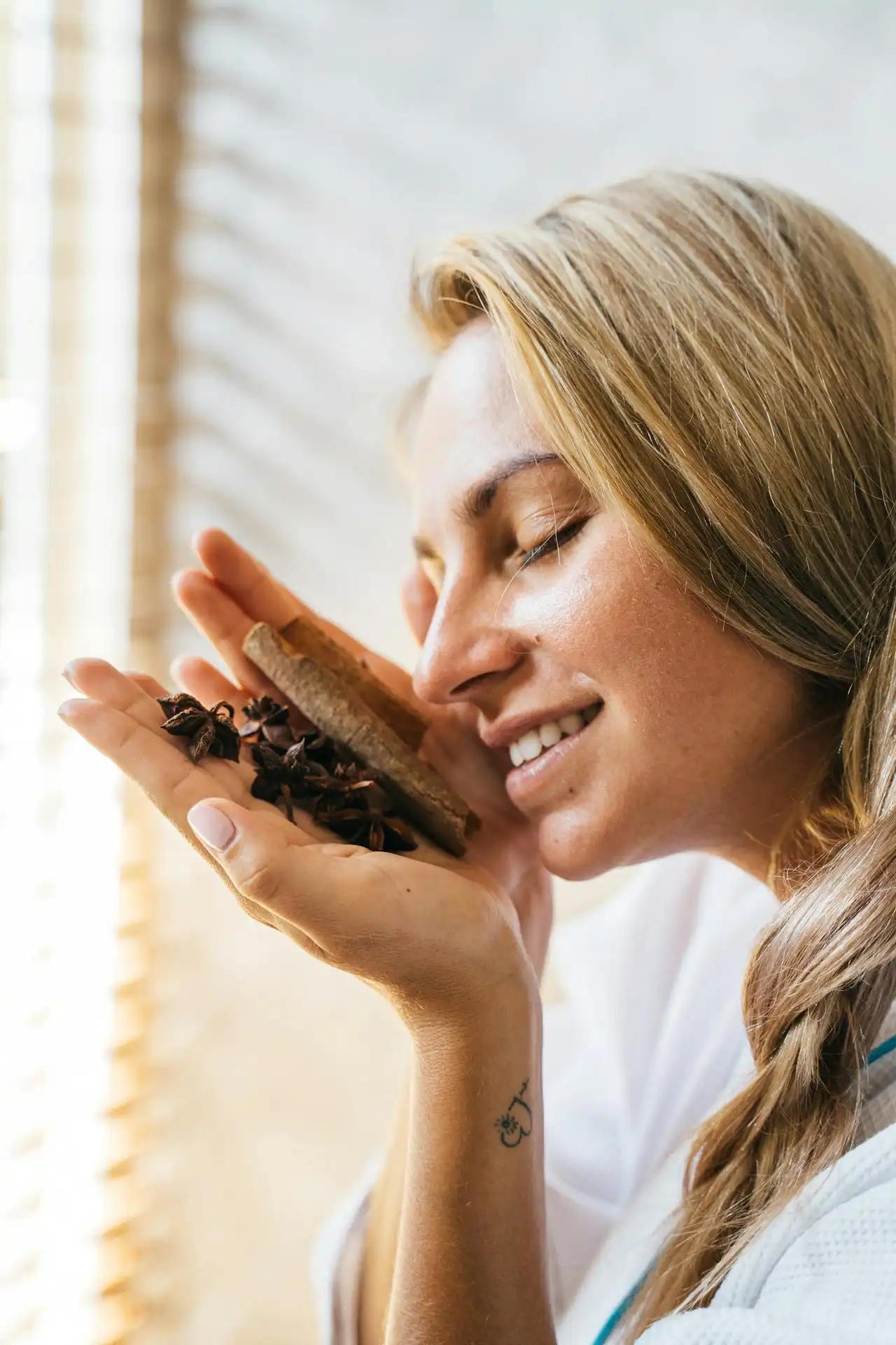 Personalisierte ayurvedische Reise mit Detox, Mukhalepam-Gesichtsbehandlungen, Shirodhara, Yoga und Kräuterbehandlungen für strahlende Haut.