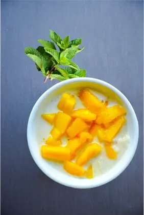 Erfrischender Mango-Minz-Lassi: ein ayurvedisches Joghurt-Getränk, perfekt für Hydration und hausgemachten Genuss.