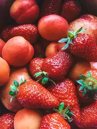 Köstlicher Erdbeer-Pfirsich-Morgenshake, eine perfekte Mischung aus frischen Erdbeeren und saftigen Pfirsichen.