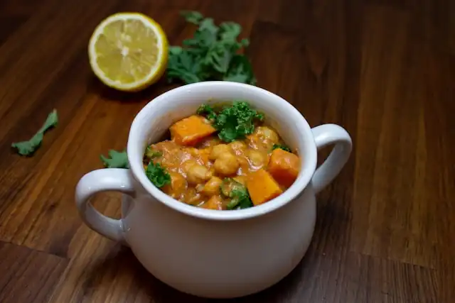Gewürzte Kichererbsen mit frischem Koriander, ein schmackhaftes und gesundes ayurvedisches Gericht, vegan und nahrhaft.