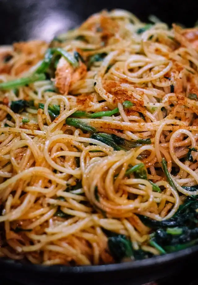 Leckere Spaghetti mit Kräutern und aromatischen Gewürzen, ein nahrhaftes ayurvedisches Pasta-Rezept aus natürlichen Zutaten.