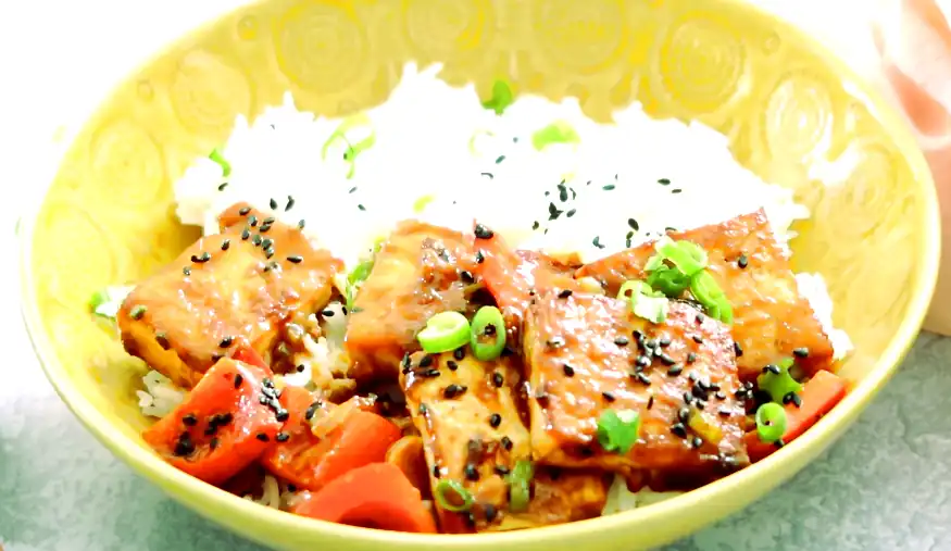 Gewürztes Tofu-Bowl mit bunten Paprika und aromatischen Gewürzen, ein gesundes und köstliches ayurvedisches vegetarisches Gericht.