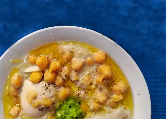 Mit Tamarinde verfeinerte Kichererbsen und Kartoffeln im Curry, ein würziges, gesundes veganes ayurvedisches Gericht.