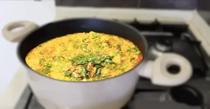 Nahrhaftes Mung Kitcheri, ein wärmendes Gericht aus Mungbohnen, Reis und Gewürzen für gesunde Ernährung.
